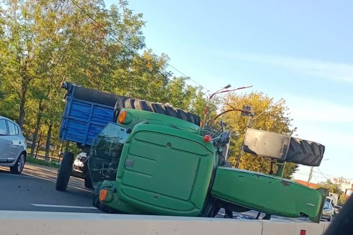 Tractor răsturnat pe DN1. Trafic blocat pe sensul Ploiești-București