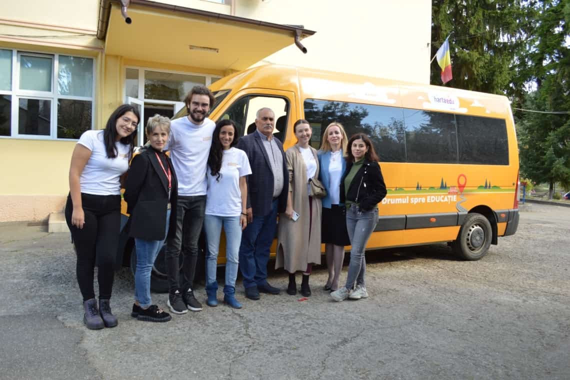 Cadoul perfect pentru elevii din Slănic: un microbuz școlar nou-nouț! Donația a fost făcută de Asociația pastel și partenerii acesteia