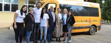 Cadoul perfect pentru elevii din Slănic: un microbuz școlar nou-nouț! Donația a fost făcută de Asociația pastel și partenerii acesteia