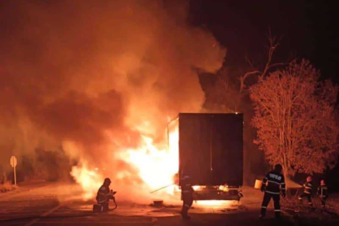 Un autocamion plin cu porumb a luat foc, vineri seară, în comuna Brazi