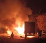 Un autocamion plin cu porumb a luat foc, vineri seară, în comuna Brazi