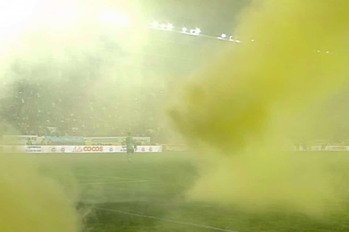 Petarde și fumigene ascunse în zonele intime, găsite de jandarmi la unii suporteri, înaintea partidei de fotbal Petrolul - FCSB