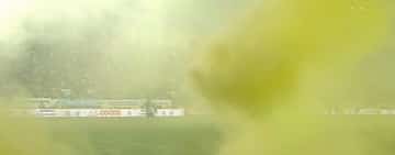 Petarde și fumigene ascunse în zonele intime, găsite de jandarmi la unii suporteri, înaintea partidei de fotbal Petrolul - FCSB