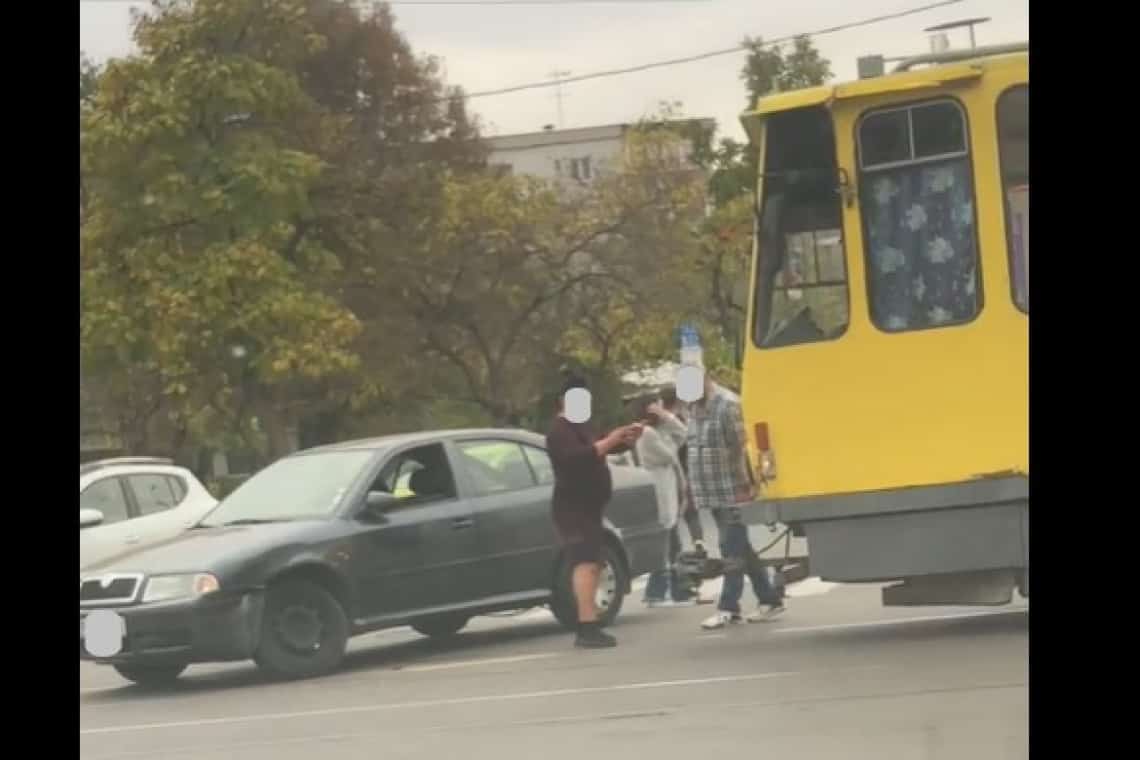 Un tramvai a intrat în coliziune cu un autoturism, pe strada Democrației din Ploiești