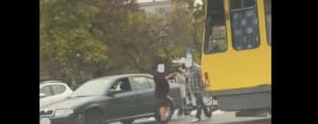 Un tramvai a intrat în coliziune cu un autoturism, pe strada Democrației din Ploiești