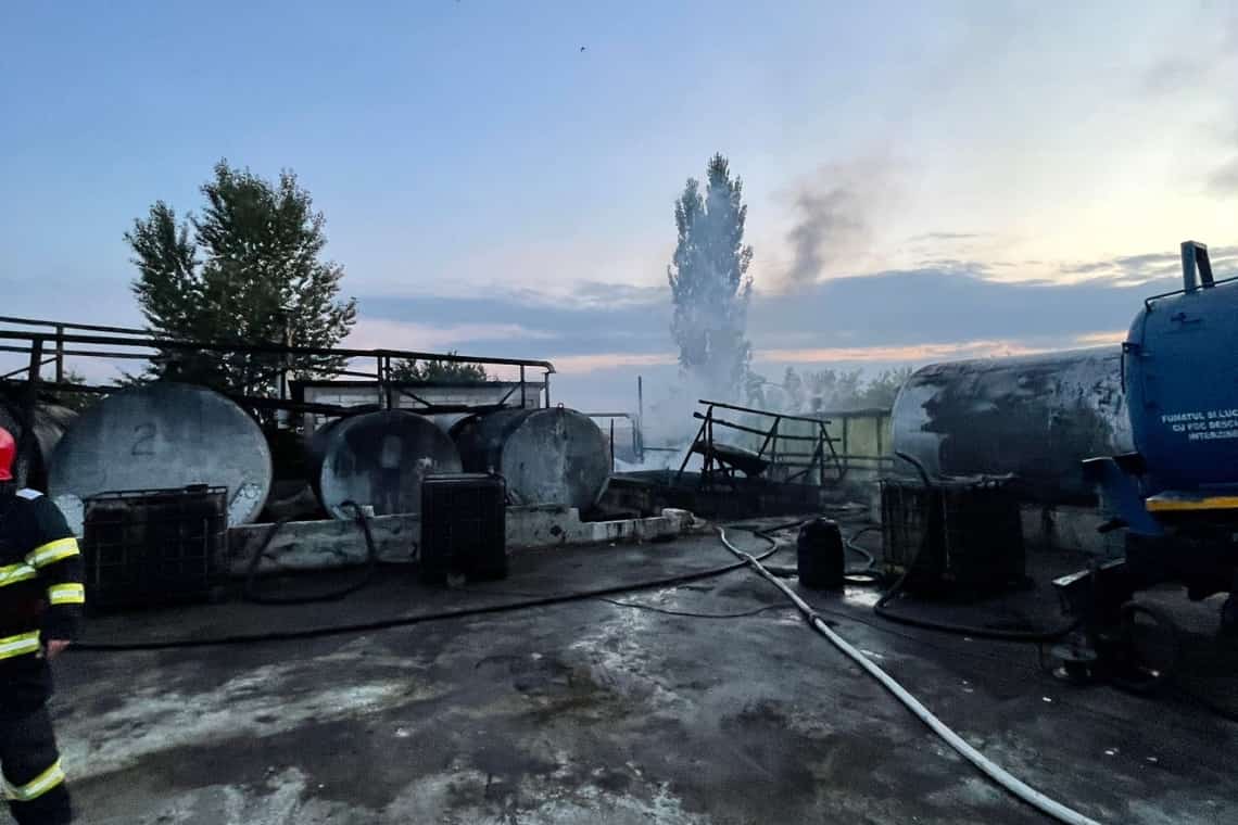 Pompierii au stabilit cauza incendiului de la depozitul de produse petroliere din Albești Paleologu