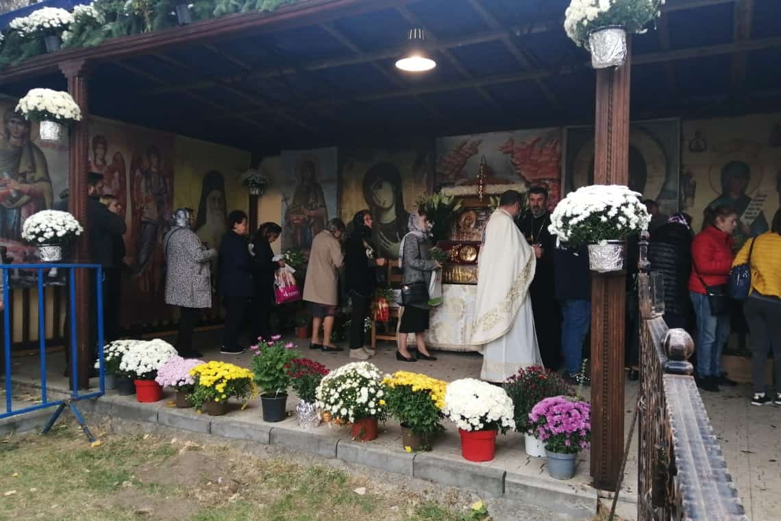Circa 1.000 de credincioși s-au închinat la racla sfântă, de Sf. Cuvioasă Parascheva, la Biserica Sf. Vineri din Ploiești