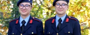 Gemenele Denisa și Miruna Nae, din comuna prahoveană Cosminele, au ales același drum: cariera militară!