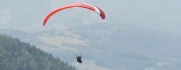 O femeie s-a prăbușit cu parapanta la Cheia, în zona Muntele Roșu. Pompierii intervin pentru salvarea acesteia