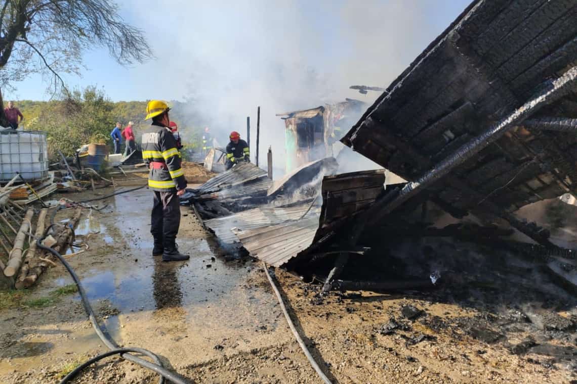 O casă și o anexă gospodărească din comuna Plopu au fost cuprinse de flăcări