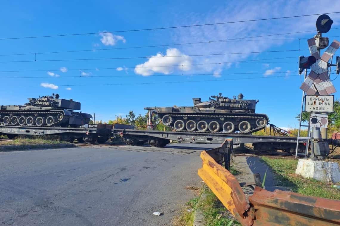 Vehicule blindate, tunuri antitanc și alte echipamente militare, o imagine tot mai des întâlnită pe căile ferate din România! Azi, un nou transport a trecut prin Ploiești