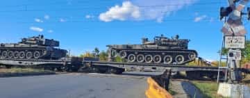 Vehicule blindate, tunuri antitanc și alte echipamente militare, o imagine tot mai des întâlnită pe căile ferate din România! Azi, un nou transport a trecut prin Ploiești