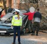 O mașină s-a răsturnat pe o stradă din Ploiești, în urma coliziunii cu un copac