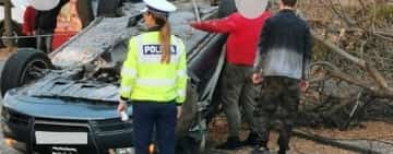 O mașină s-a răsturnat pe o stradă din Ploiești, în urma coliziunii cu un copac
