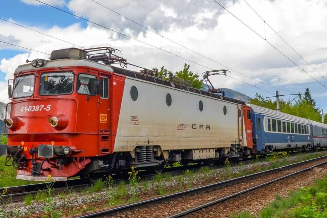 Ne mai mirăm că au loc accidente feroviare? Sute de locomotive și vagoane ale CFR Călători, mai vechi de 40 de ani! Sumele colosale necesare modernizării acestora