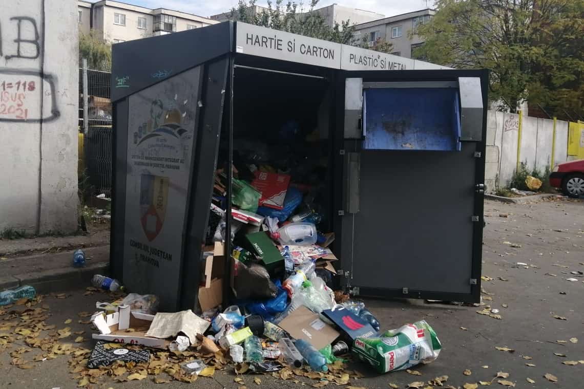 Un container pentru ”colectare selectivă” a deșeurilor din Ploiești și-a vărsat conținutul în plină stradă