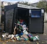 Un container pentru ”colectare selectivă” a deșeurilor din Ploiești și-a vărsat conținutul în plină stradă