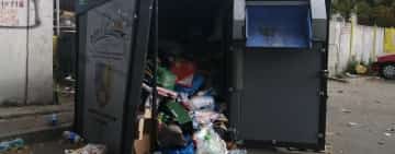 Un container pentru ”colectare selectivă” a deșeurilor din Ploiești și-a vărsat conținutul în plină stradă