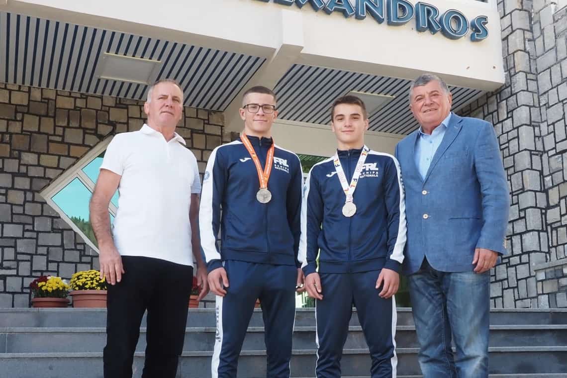 Doi tineri sportivi de la Caraimanul Bușteni, campioni balcanici la lupte greco-romane