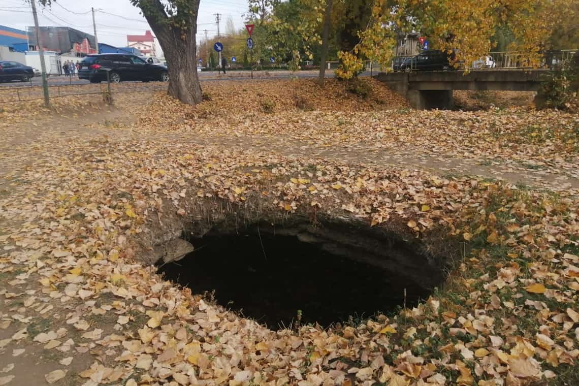 Cenotă, dolină sau indolență care se vede și din satelit, pe un vechi pod aflat în zona oborului din Ploiești?