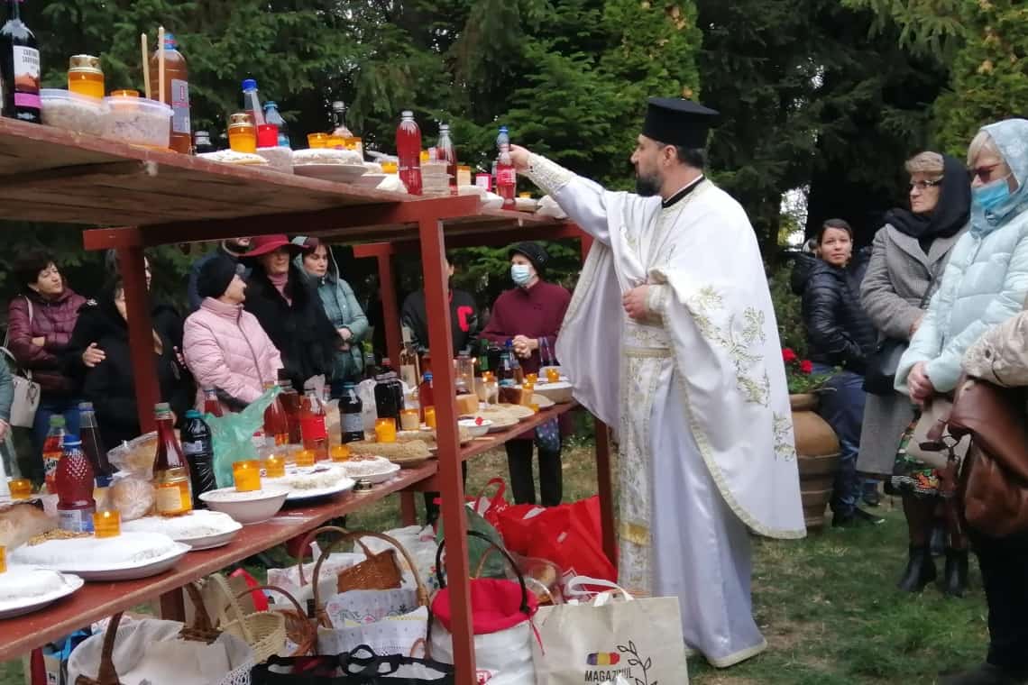 Curtea Bisericii Domnești, cel mai vechi lăcaș de cult din Ploiești, plină de credincioși, de Sâmbăta Morților