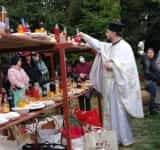 Curtea Bisericii Domnești, cel mai vechi lăcaș de cult din Ploiești, plină de credincioși, de Sâmbăta Morților