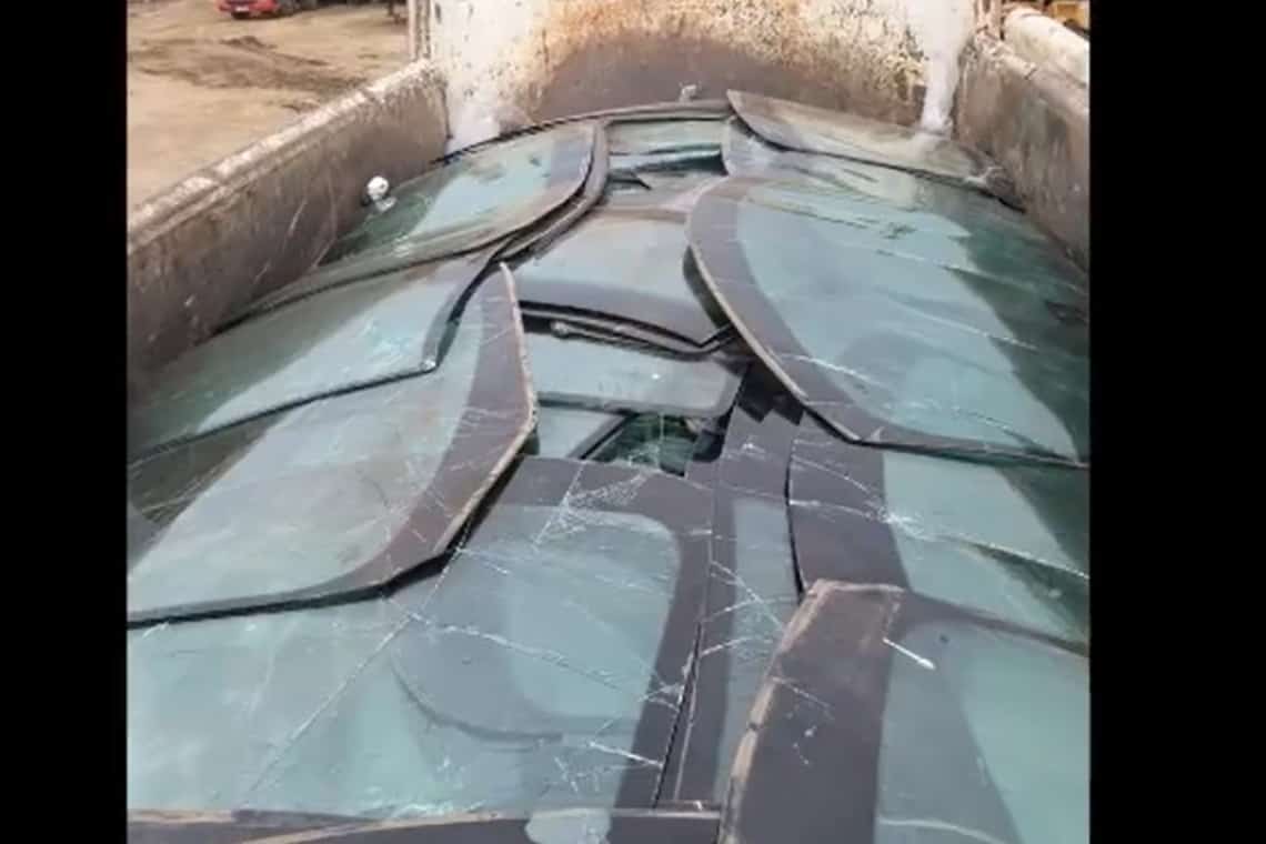 Basculantă plină-ochi cu parbrize sparte, ”interceptată” de Garda de Mediu, la Strejnic