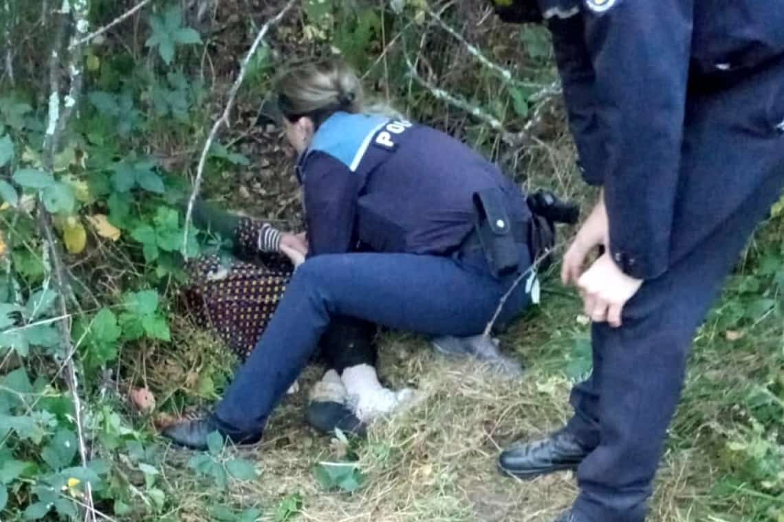 O bătrânică de 88 de ani, dispărută de acasă, a fost găsită teafără, pe un deal din Cărbunești