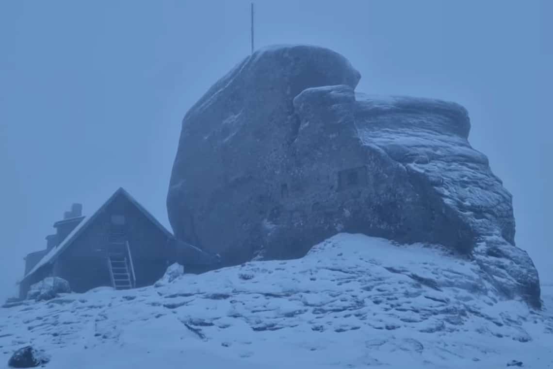 Aviz amatorilor de drumeții montane în Bucegi: echipamentul de iarnă este obligatoriu!