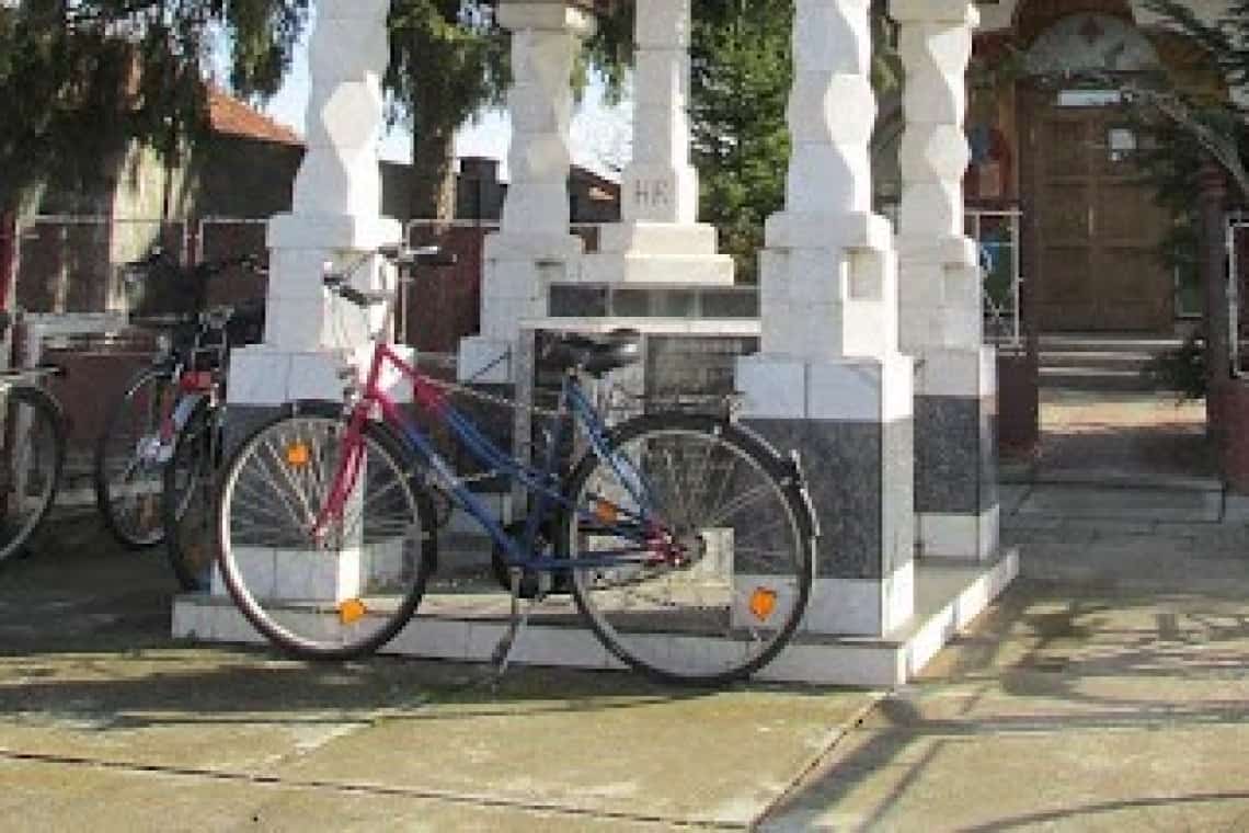 Un prahovean fără frică de Dumnezeu a furat o bicicletă chiar din poarta bisericii!