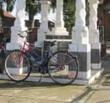 Un prahovean fără frică de Dumnezeu a furat o bicicletă chiar din poarta bisericii!