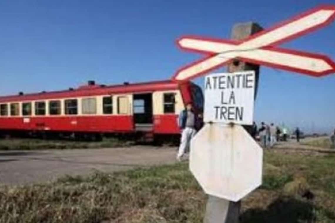 Un tren de călători al Transferoviar Călători a acroșat un autoturism, la Teișani