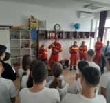 Zeci de elevi ai Școlii ”Sfânta Vineri” din Ploiești au participat la un exercițiu de evacuare și acordare de prim ajutor în caz de incendiu