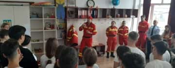 Zeci de elevi ai Școlii ”Sfânta Vineri” din Ploiești au participat la un exercițiu de evacuare și acordare de prim ajutor în caz de incendiu