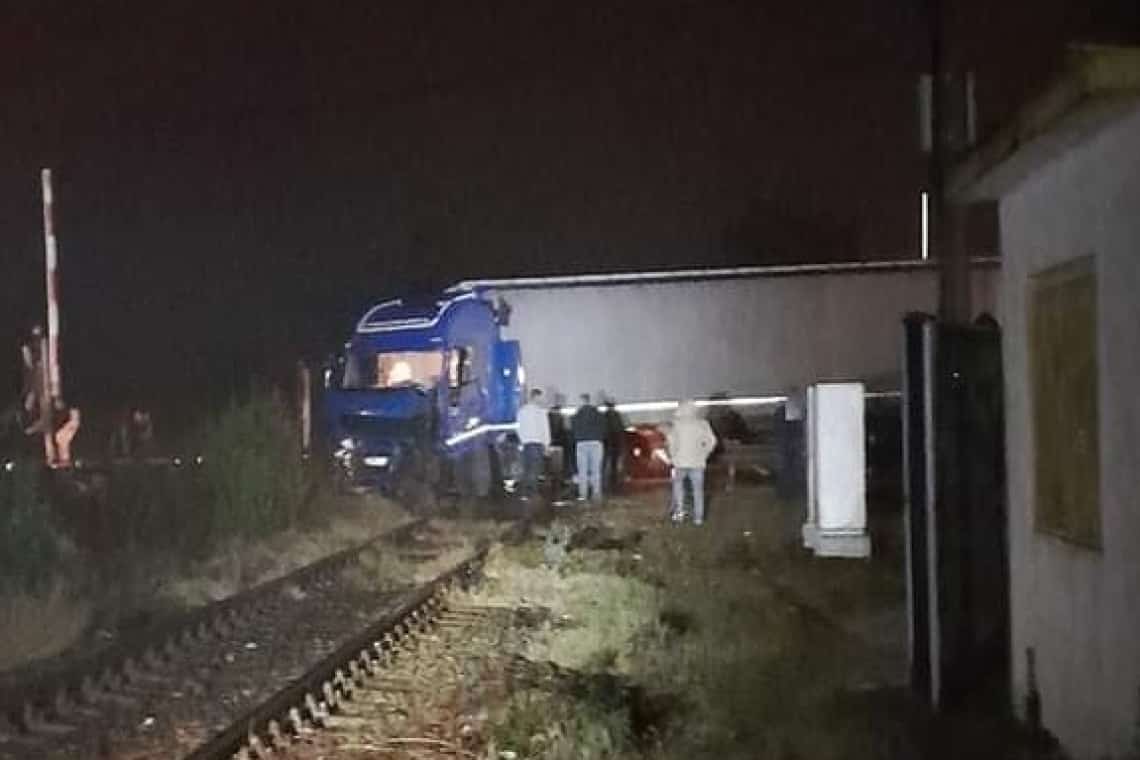 UPDATE/ Autotren derapat la Movila Vulpii, pe DN 1. Trafic rutier și feroviar întrerupt 