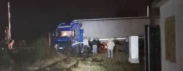 UPDATE/ Autotren derapat la Movila Vulpii, pe DN 1. Trafic rutier și feroviar întrerupt 
