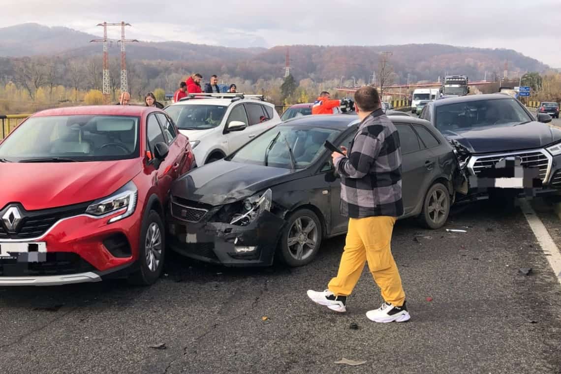 Carambol cu șapte autoturisme pe DN1, la Bănești. Trafic blocat