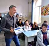 Penibil! Președintele CJ Prahova, liberalul Iulian Dumitrescu, se laudă că a distribuit ”tabletele pandemiei” în școli la final de 2022!