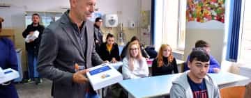 Penibil! Președintele CJ Prahova, liberalul Iulian Dumitrescu, se laudă că a distribuit ”tabletele pandemiei” în școli la final de 2022!