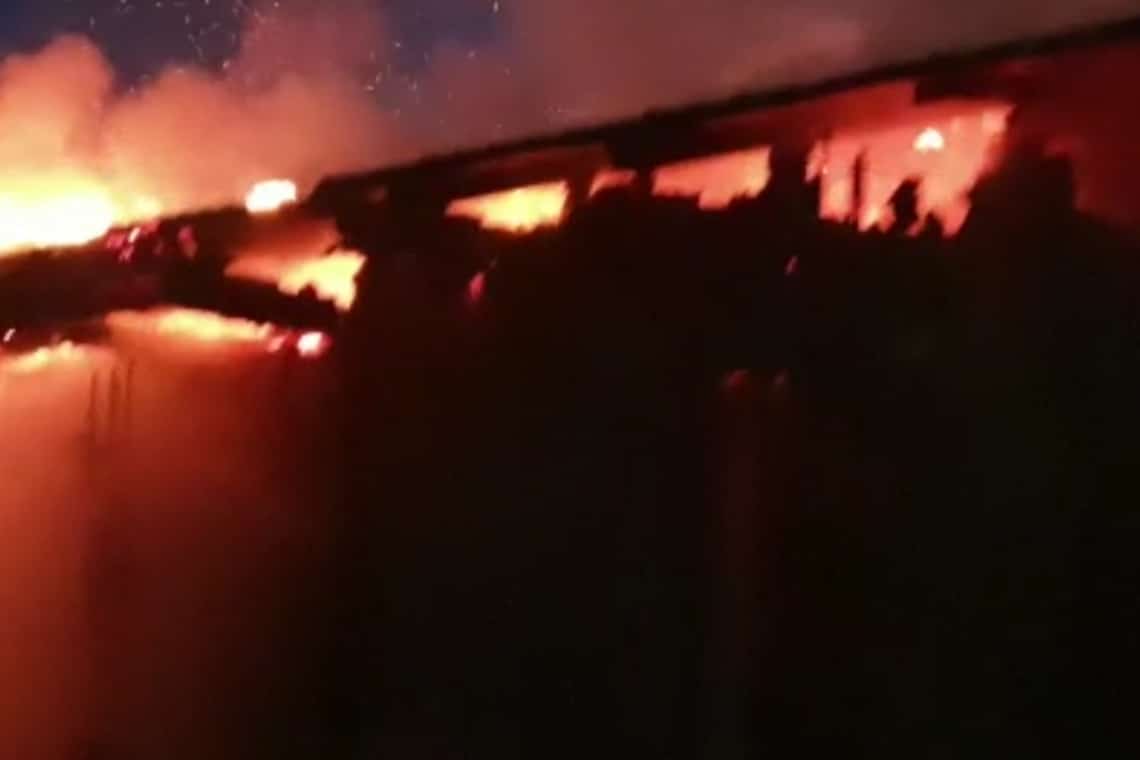 O casă din comuna Baba Ana, cuprinsă de flăcări, noaptea trecută