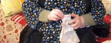Trei bărbați au păcălit o bătrână de 89 de ani, din Câmpina, că îi înlocuiesc jgheaburile de la casă. Au fost prinși și i-au restituit banii victimei