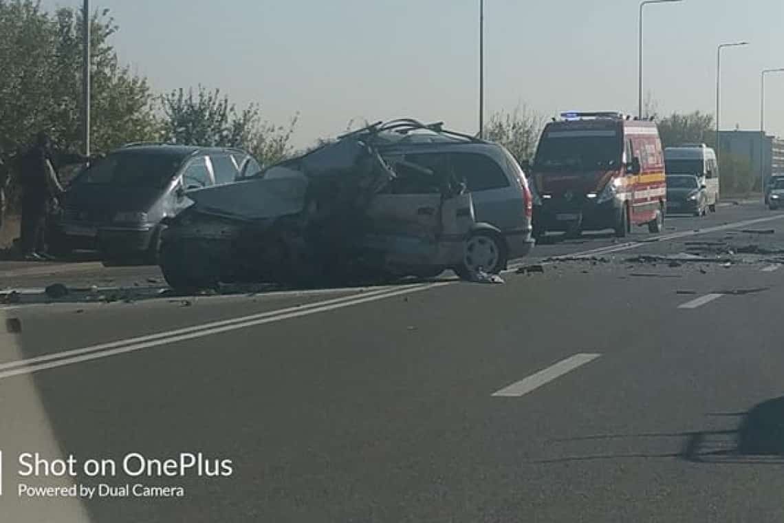 Doi șoferi au rămas încarcerați în autoturisme, în urma unei coliziuni violente, în apropierea giratoriului suspendat de lângă Ploiești