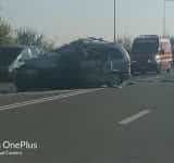 Doi șoferi au rămas încarcerați în autoturisme, în urma unei coliziuni violente, în apropierea giratoriului suspendat de lângă Ploiești