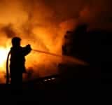 Un incendiu violent a cuprins o casă din Valea Doftanei. Un bătrân a suferit arsuri 