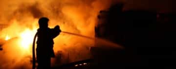 Un incendiu violent a cuprins o casă din Valea Doftanei. Un bătrân a suferit arsuri 