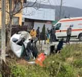 Un autoturism s-a făcut praf după ce s-a răsturnat într-un șanț și s-a izbit de un copac, în comuna Vărbilău