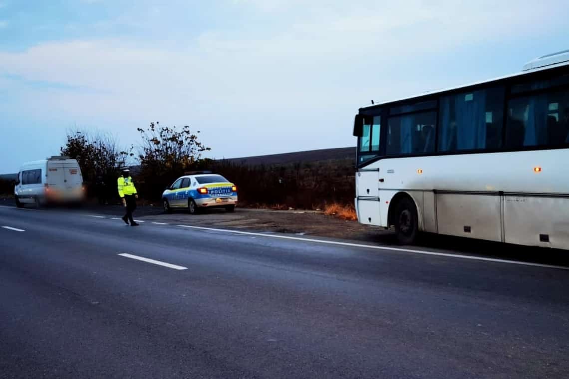 Microbuzele de călători, luate la puricat de polițiști, pe DN1 și DN1B