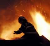 Un incendiu violent a cuprins o casă din comuna Măneciu. O femeie a fost găsită decedată