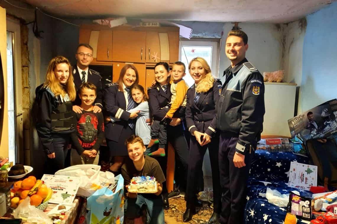 Polițiștii prahoveni, ajutoarele lui Moș Nicolae, la Lipănești