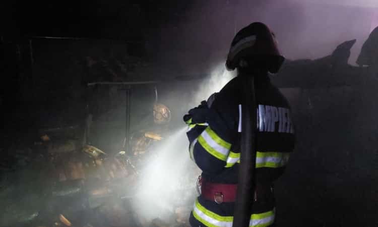 Incendiu în miez de noapte într-o gospodărie din Pietroșani. Au ars și două solarii